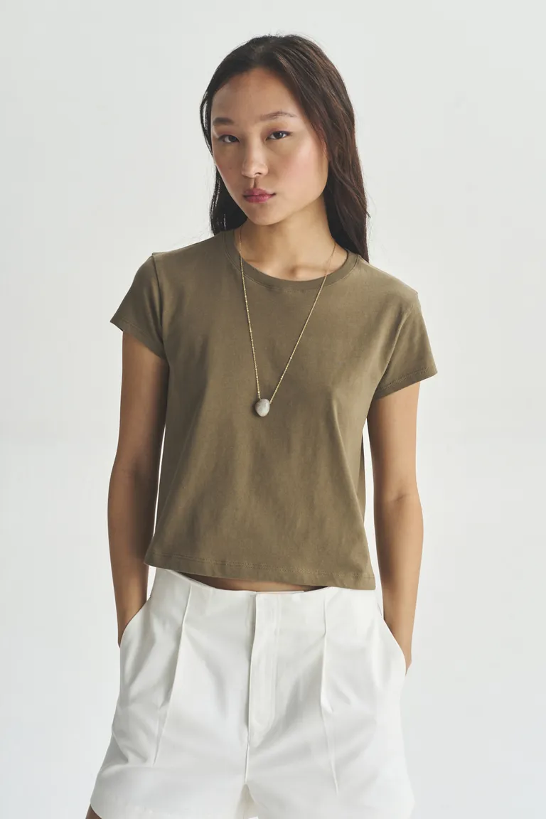 Remera de corte recto de color verde oliva para mujer de Akiabara en Remeras para argentina