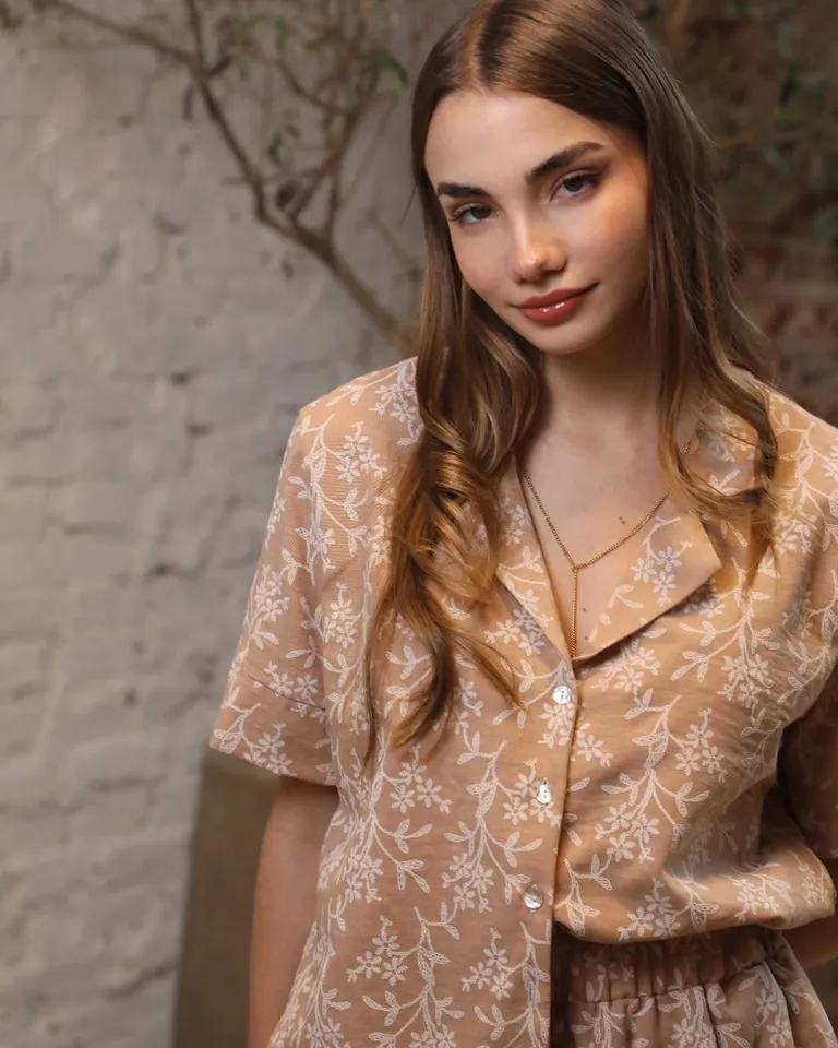 Camisa con estampado floral y diseño de solapa en tonos beige de Hesed en Camisas para argentina