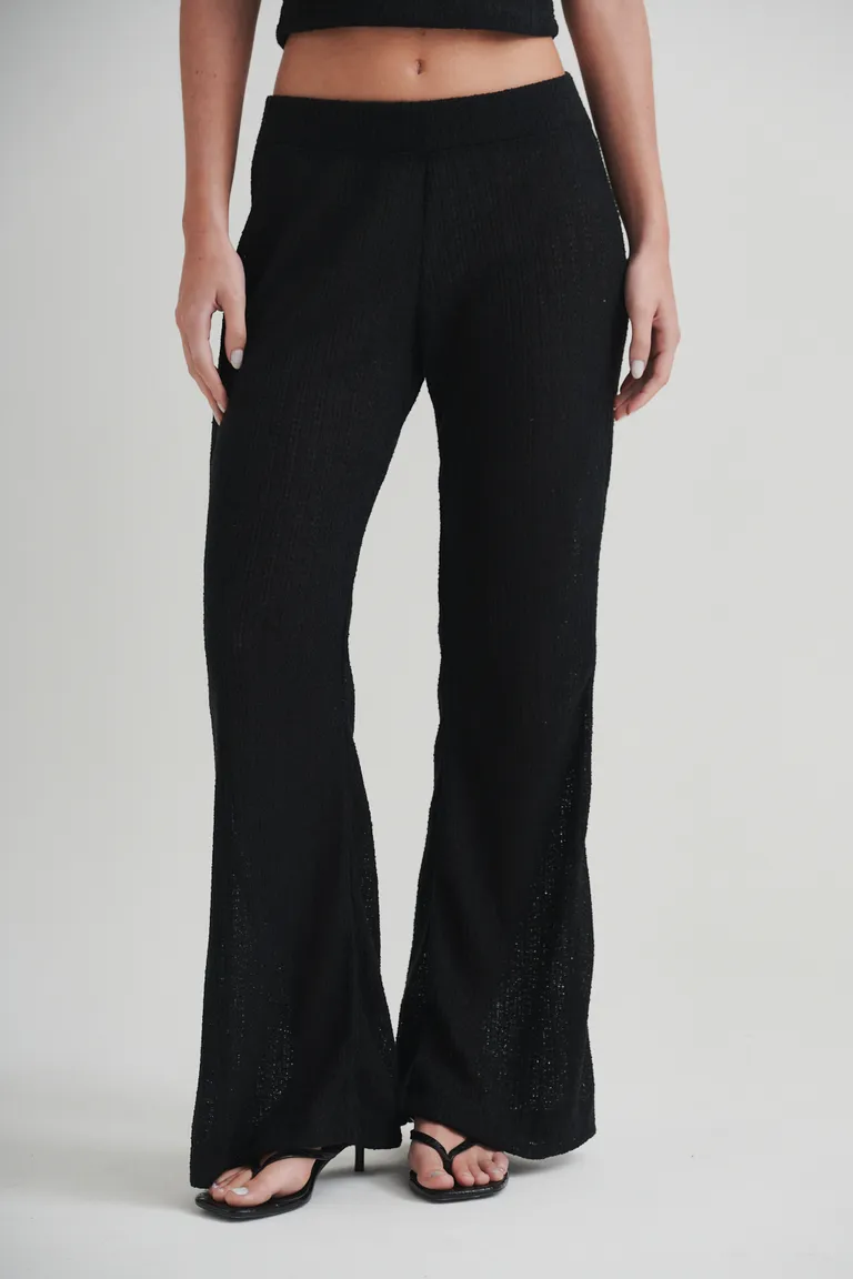 Pantalón recto de diseño moderno y fresco en tela ligeramente calada de Sweet en Pantalones para argentina