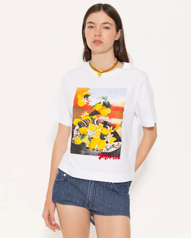 Remera de algodón con estampa de diseño llamativo para un look fresco y informal de Jazmin Chebar en Remeras para argentina