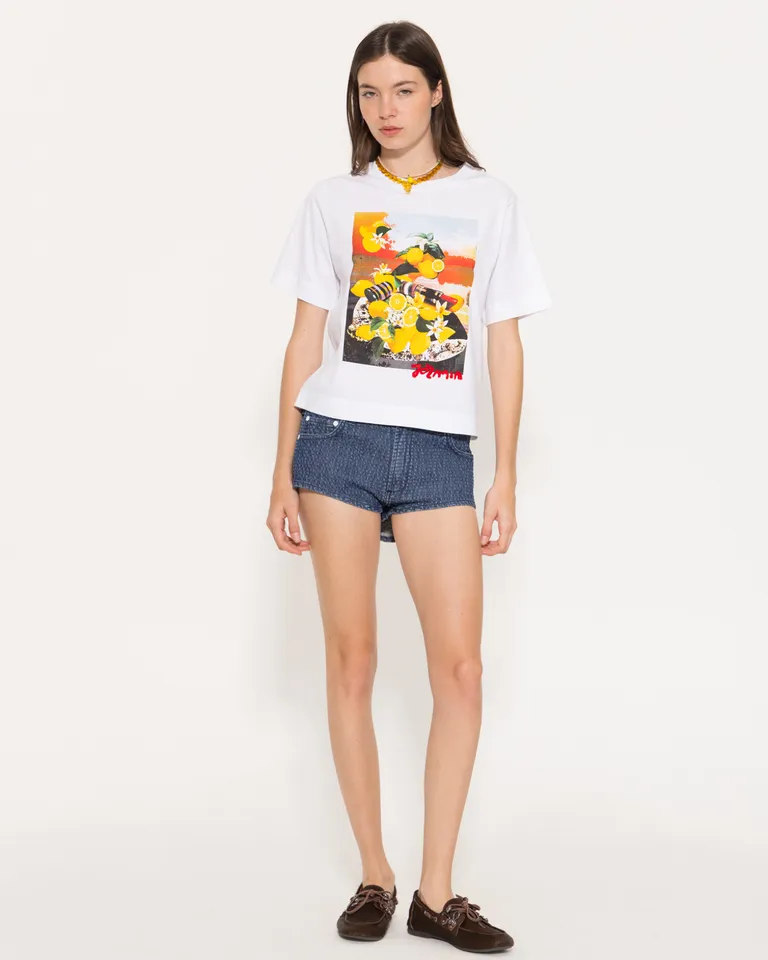 Remera de algodón con estampa de diseño llamativo para un look fresco y informal de Jazmin Chebar en Remeras para argentina