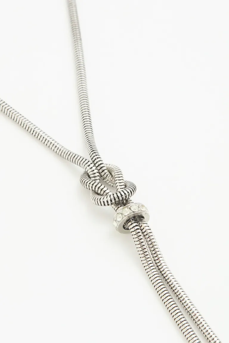 Collar de cadena plateada con nudo y dije con cristales de Rapsodia en Bijouterie para argentina