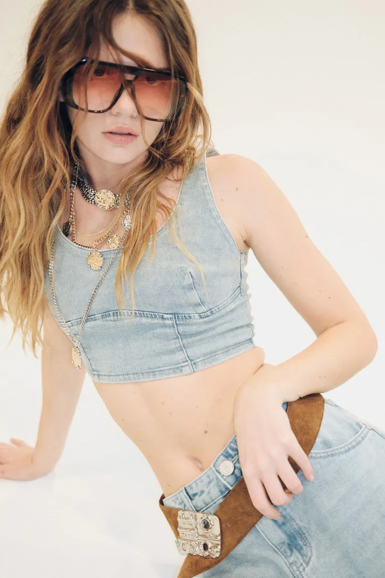 Top de denim azul claro con recortes y cierre metálico en la espalda de Cuesta Blanca en Tops para argentina