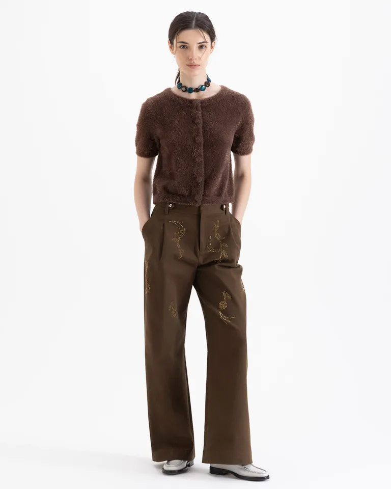 Cardigan de mangas cortas con cierre de botones y diseño texturizado a la altura de la cadera de Jazmin Chebar en Buzos y Sweaters para argentina