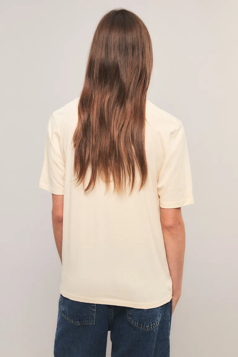 Remera de corte amplio con cuello redondo y detalle bordado frontal de Kosiuko en Remeras para argentina