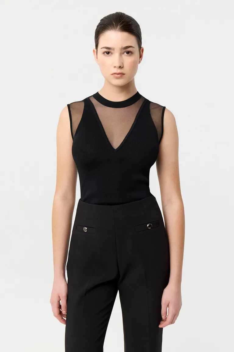 Top de calce anatómico con escote en v y detalles de transparencia en hombros de Markova en Tops para argentina