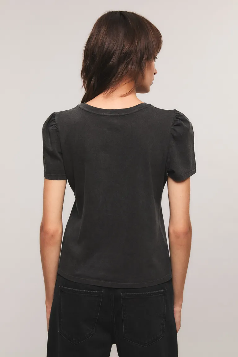 Remera de corte entallado con cuello redondo, mangas cortas y detalle de frunces en hombros de Kosiuko en Remeras para argentina