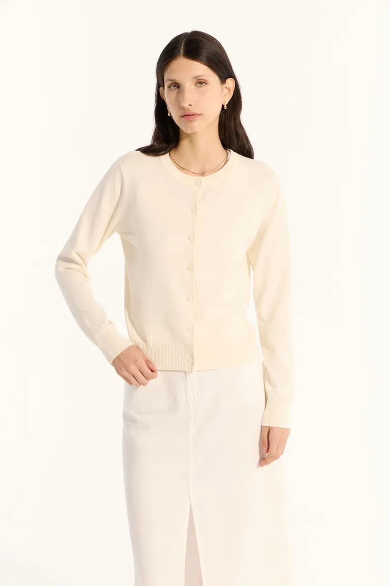 Cardigan básico de manga larga y escote redondo con detalle en la espalda de Portsaid en Buzos y Sweaters para argentina