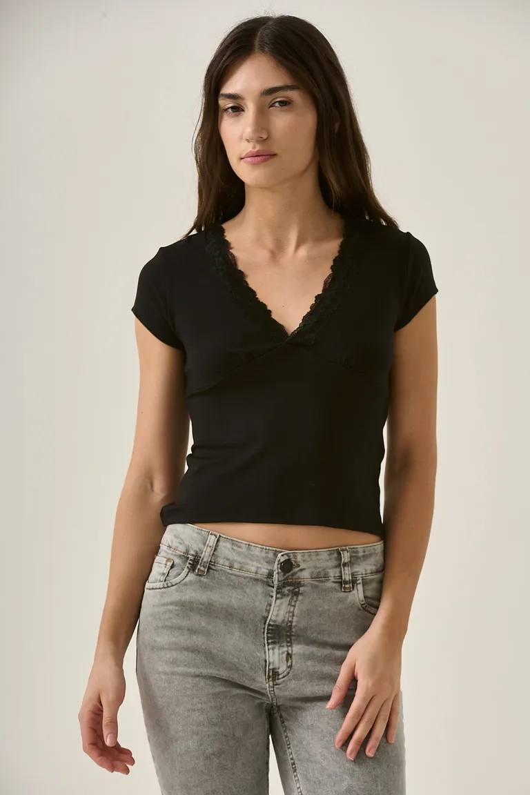 Remera de mujer con escote en V y encaje, ideal para combinar en diferentes estilos de Sweet en Remeras para argentina