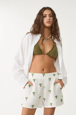 Shorts fluido bordado palmeras de Stradivarius en Shorts para argentina