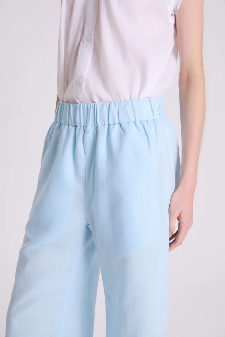Pantalón de diseño relajado y sofisticado, con acabado de bordado de Maria Cher en Pantalones para argentina