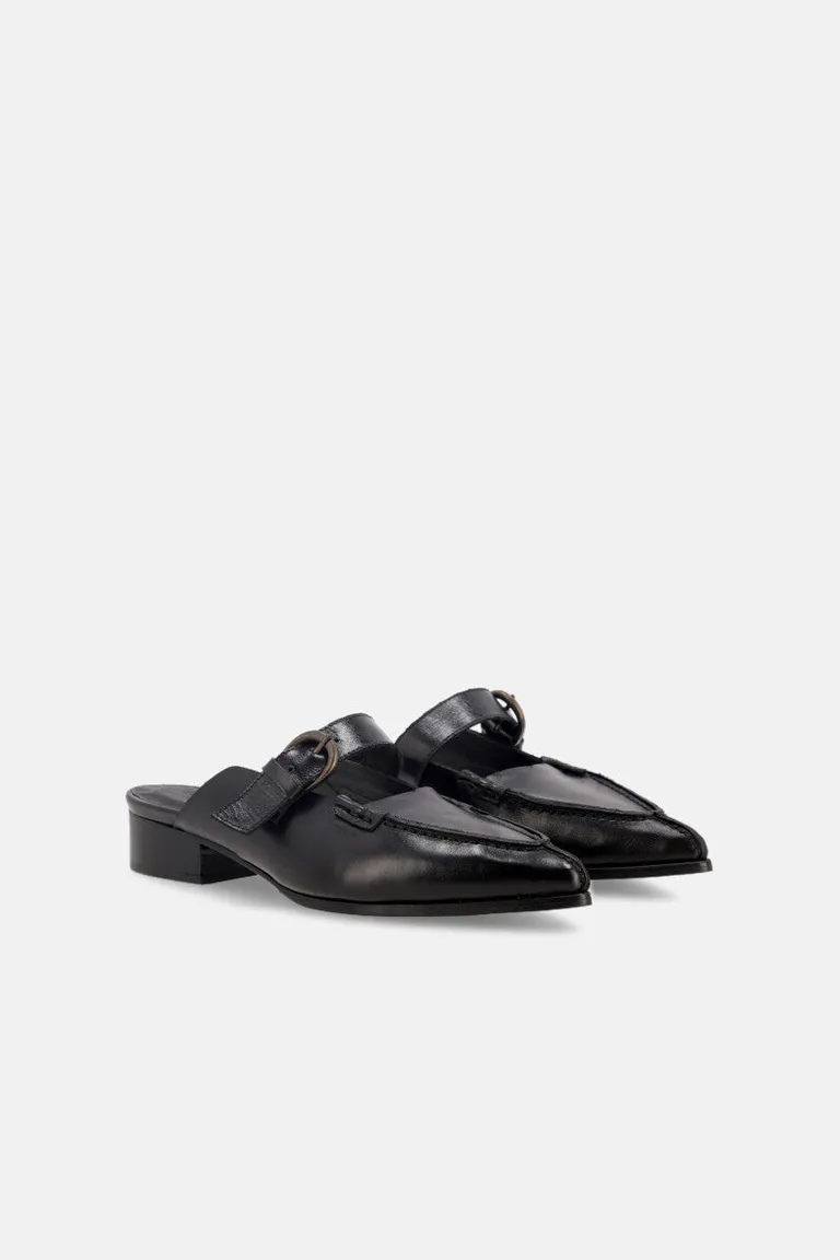 Mule de punta almendrada con correa y hebilla metálica - Calzado elegante de estilo sofisticado de Justaosadia en Zapatos con Tacos para argentina