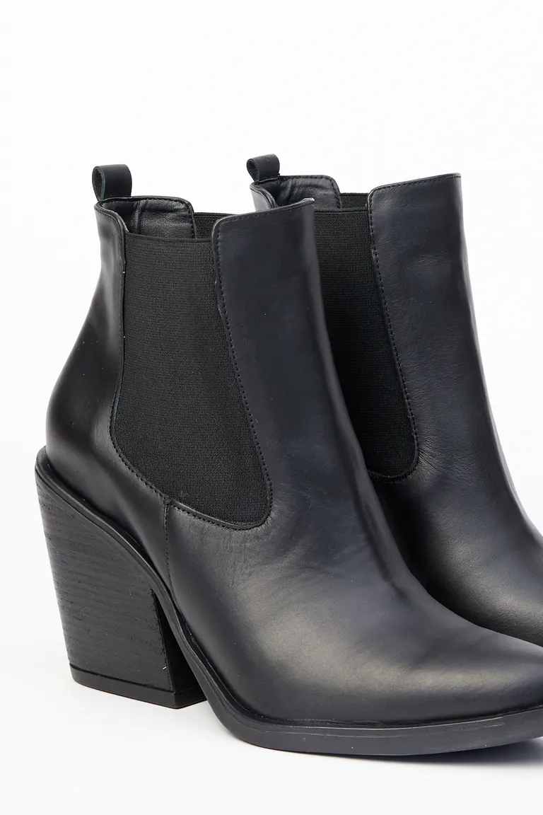 Botineta urbana con elástico lateral y taco robusto para mujer de Akiabara en Botas y Botinetas para argentina