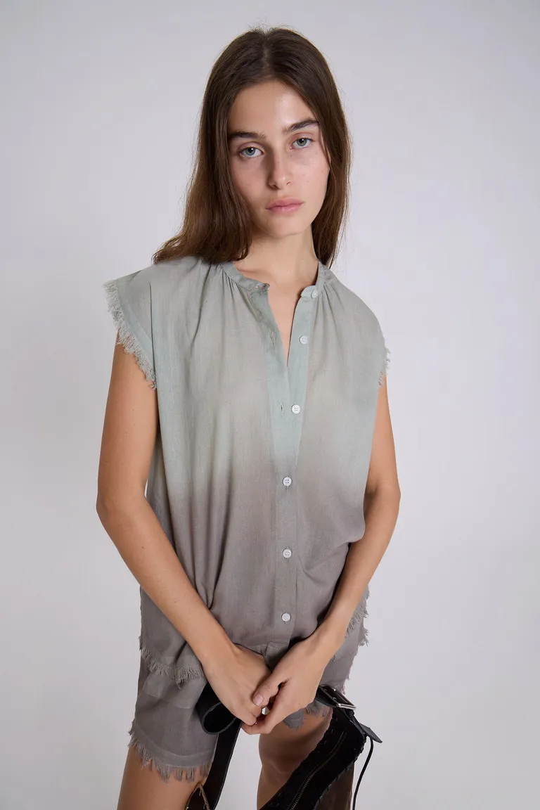 Camisa gris sin mangas con escote redondo y detalles en la parte inferior de Maria Cher en Camisas para argentina