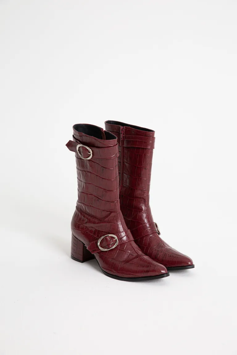 Elegantes botas altas en tono rojo con detalles en hebillas y cierre lateral de Naíma en Botas y Botinetas para argentina