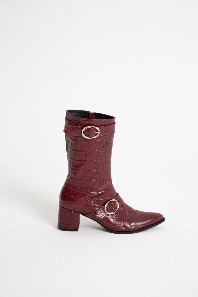 Elegantes botas altas en tono rojo con detalles en hebillas y cierre lateral de Naíma en Botas y Botinetas para argentina