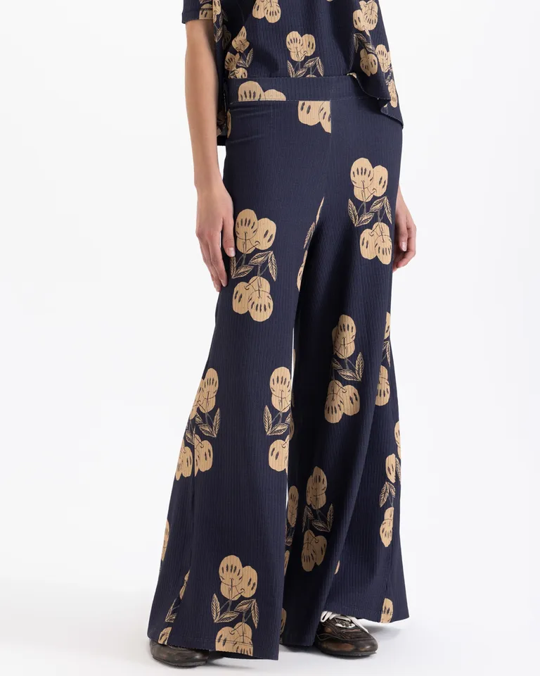 Pantalón de tiro medio con piernas amplias, cintura elastizada y diseño floral de Jazmin Chebar en Pantalones para argentina