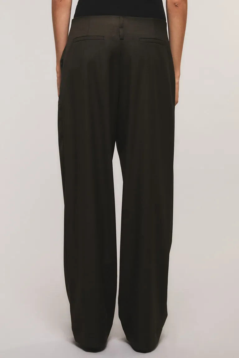 Pantalón de sastrería tiro alto con cintura ancha y bolsillos traseros de Kosiuko en Pantalones para argentina