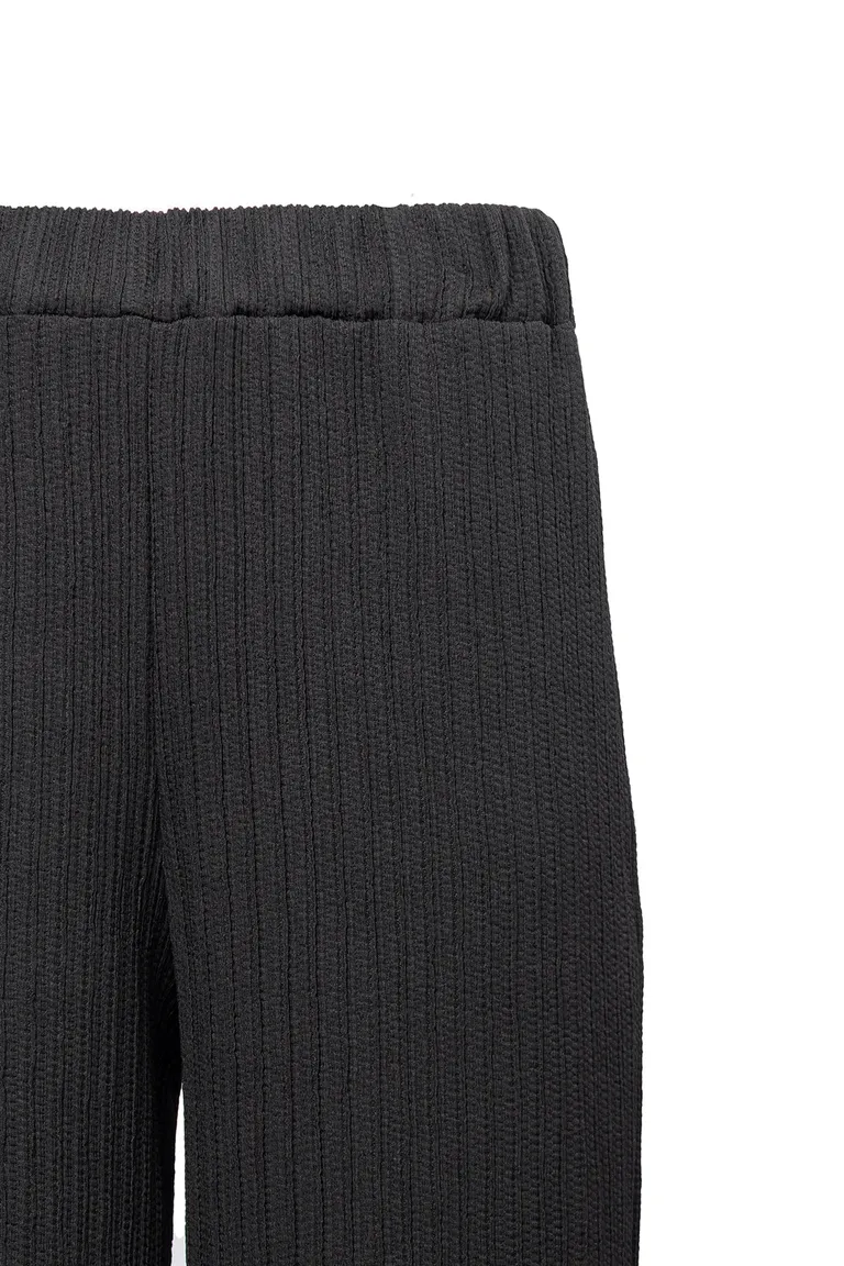 Pantalón negro con textura rayada y cintura elástica para mujer de Kill en Pantalones para argentina