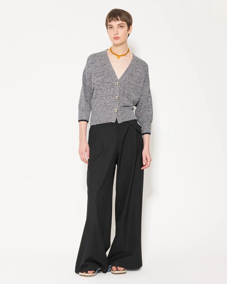 Cárdigan corto y holgado de escote en V con detalles metálicos de Jazmin Chebar en Buzos y Sweaters para argentina