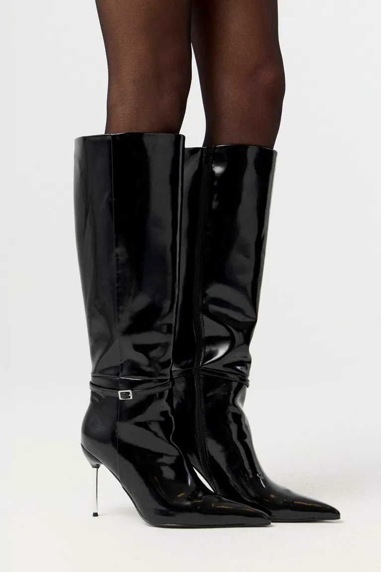 Bota caña alta de terminación brillante con punta fina, detalle de hebilla y taco aguja metálico de Markova en Botas y Botinetas para argentina