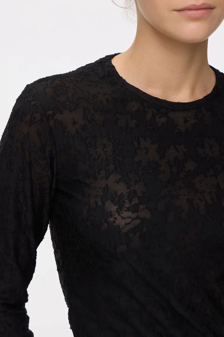 Remera de mangas largas con cuello redondo y diseño texturizado devoré de Cuesta Blanca en Remeras para argentina