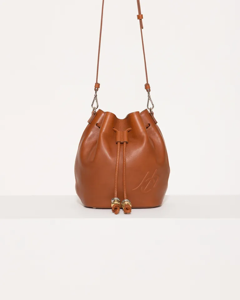 Bolso tipo bucket de cuero suave y diseño minimalista de Jazmin Chebar en Bolsos y Carteras para argentina