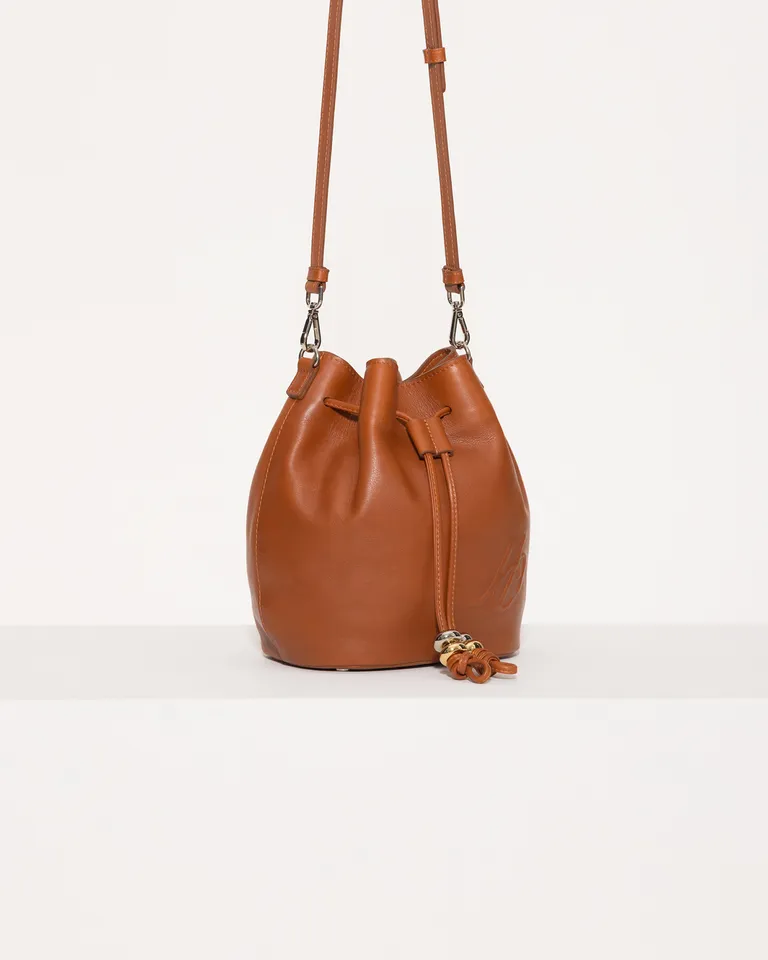 Bolso tipo bucket de cuero suave y diseño minimalista de Jazmin Chebar en Bolsos y Carteras para argentina