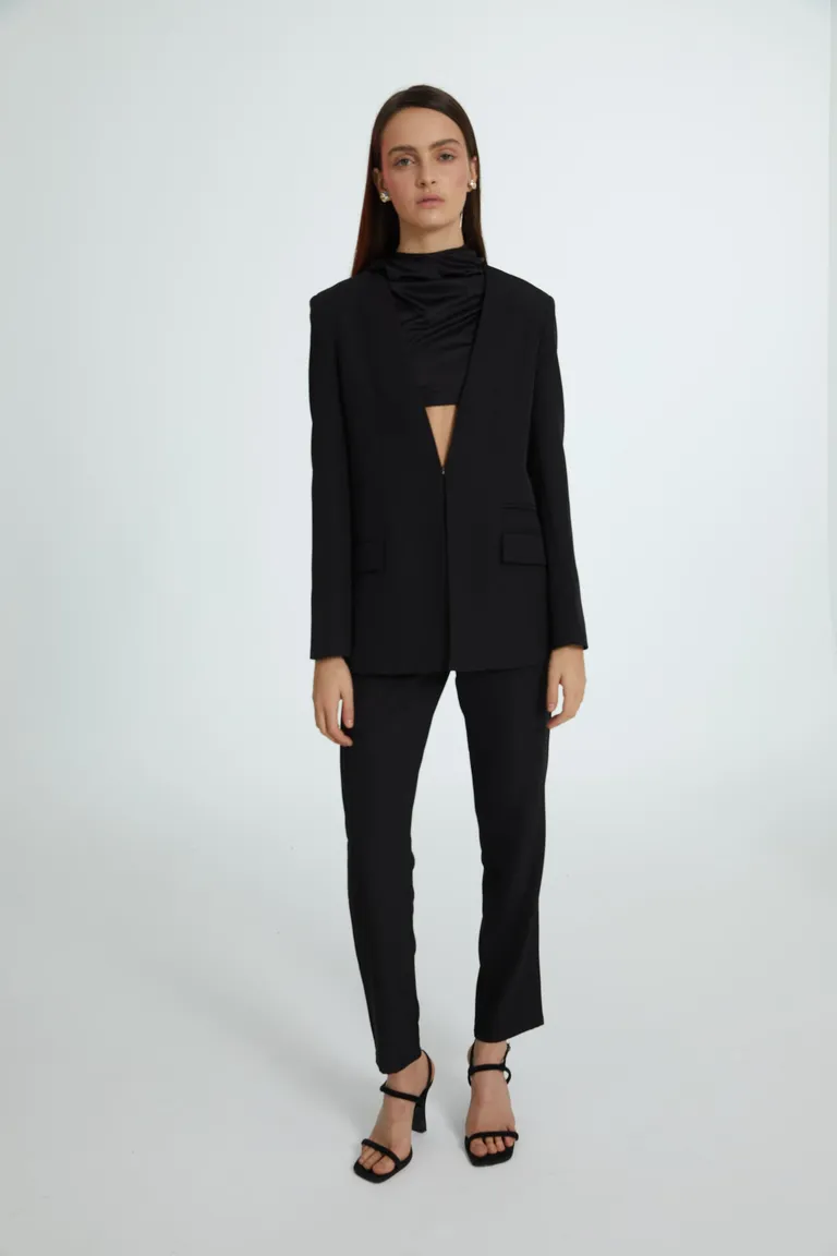 Blazer negro de crepe sastrero con cierre peletero y bolsillos para mujer de Naíma en Blazers para argentina