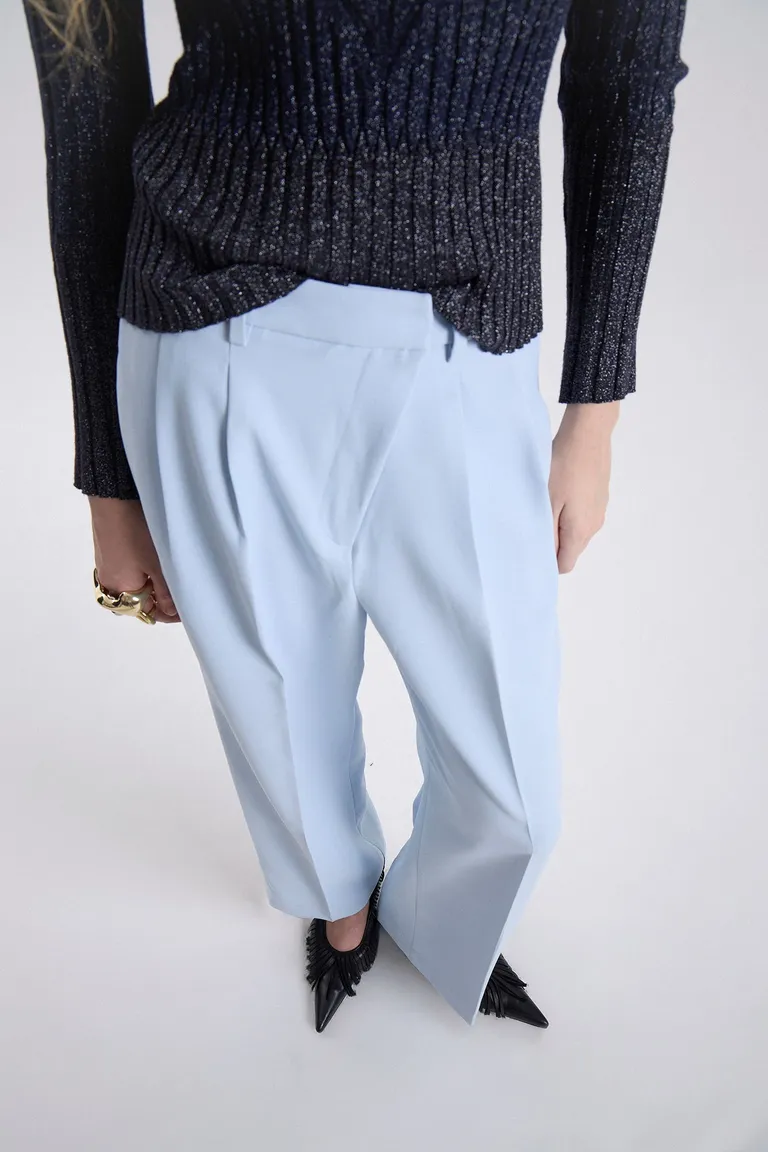 Pantalón sastrero de pierna ancha con tablas frontales y diseño de cintura diagonal de Maria Cher en Pantalones para argentina
