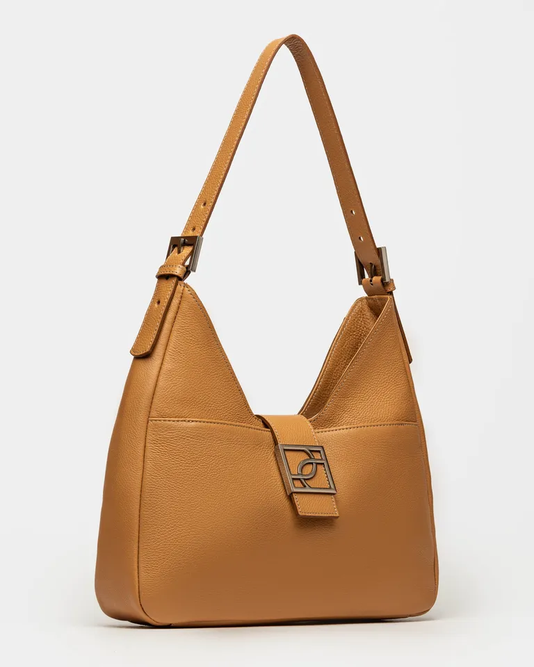 Bolso de cuero marrón con herraje metálico en la solapa frontal de Prüne en Bolsos y Carteras para argentina