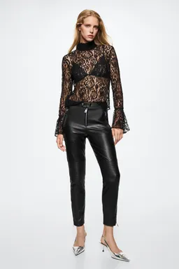 Pantalón skinny efecto cuero de Mango en Pantalones para argentina