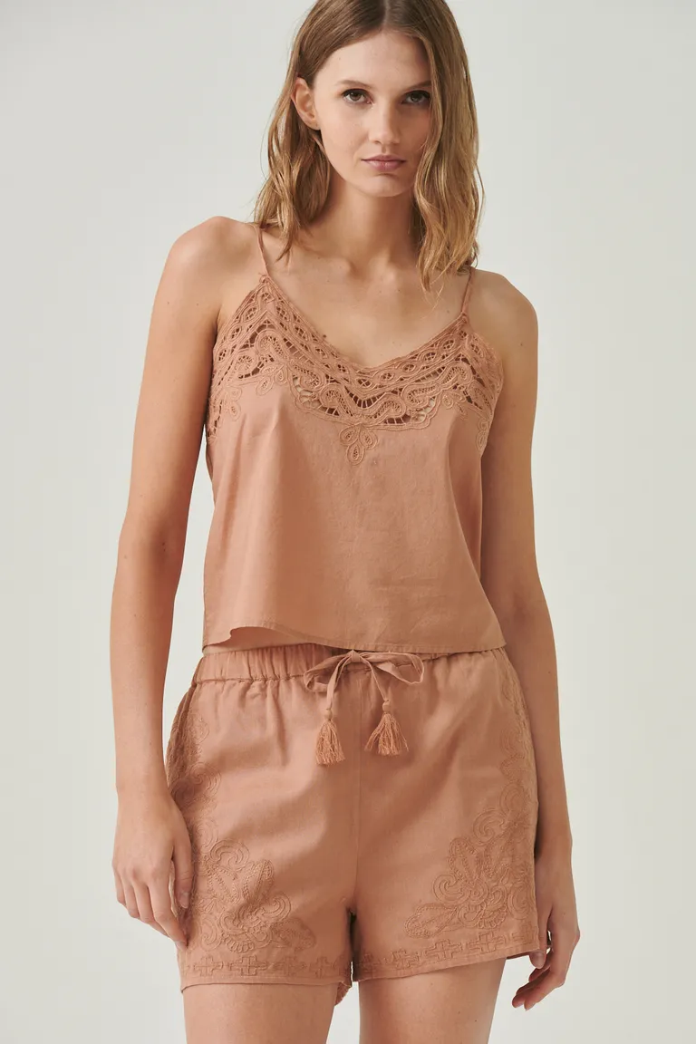 Top de algodón con bordados en el escote, diseño versátil y elegante de Sweet en Tops para argentina