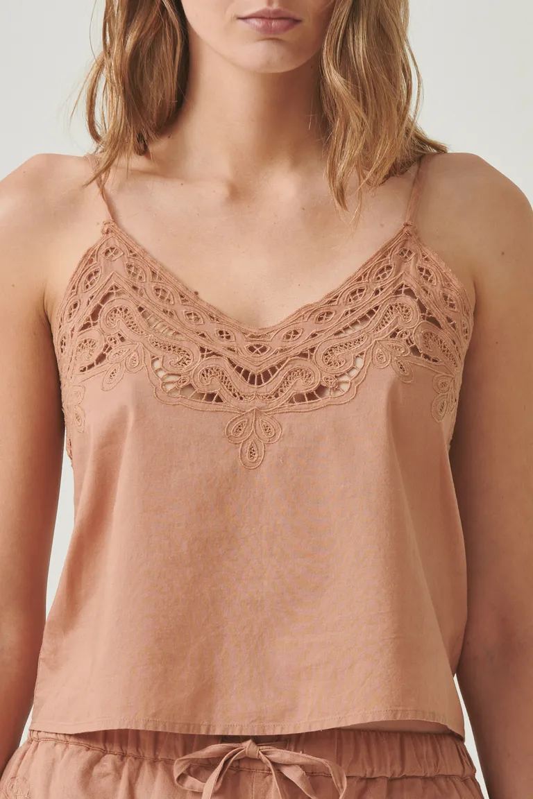 Top de algodón con bordados en el escote, diseño versátil y elegante de Sweet en Tops para argentina