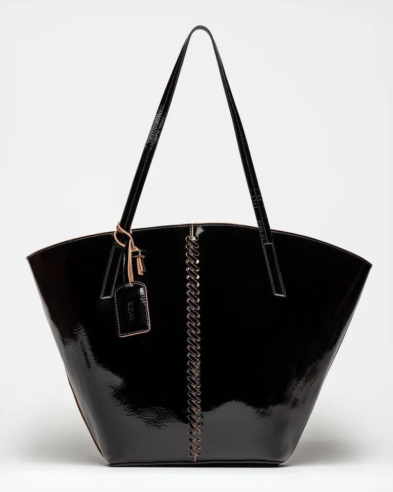 Cartera tote de cuero charol negro con detalles artesanales de Prüne en Bolsos y Carteras para argentina
