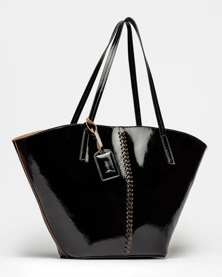 Cartera tote de cuero charol negro con detalles artesanales de Prüne en Bolsos y Carteras para argentina