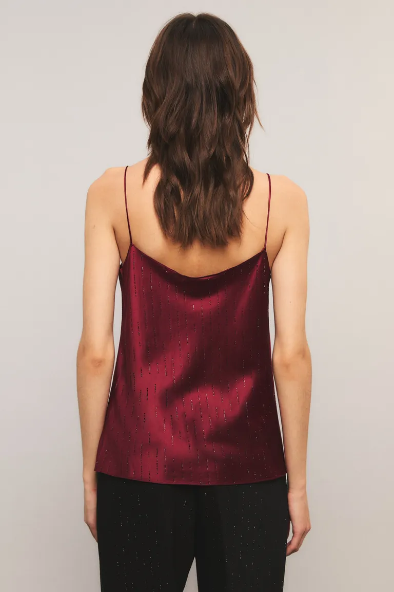 Top de satén con breteles finos y detalle de pequeñas tachas decorativas con calce regular de Kosiuko en Tops para argentina