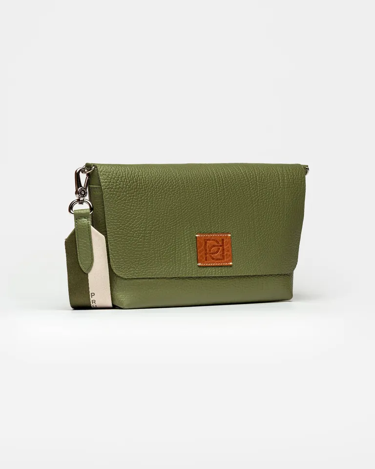 Bolso de hombro de cuero graneado verde con solapa y detalles contrastantes de Prüne en Bolsos y Carteras para argentina