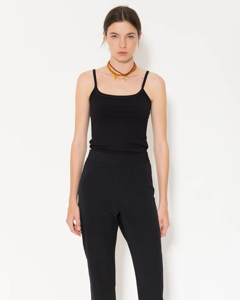Musculosa negra de tela de punto con detalles de voladitos de Jazmin Chebar en Tops para argentina