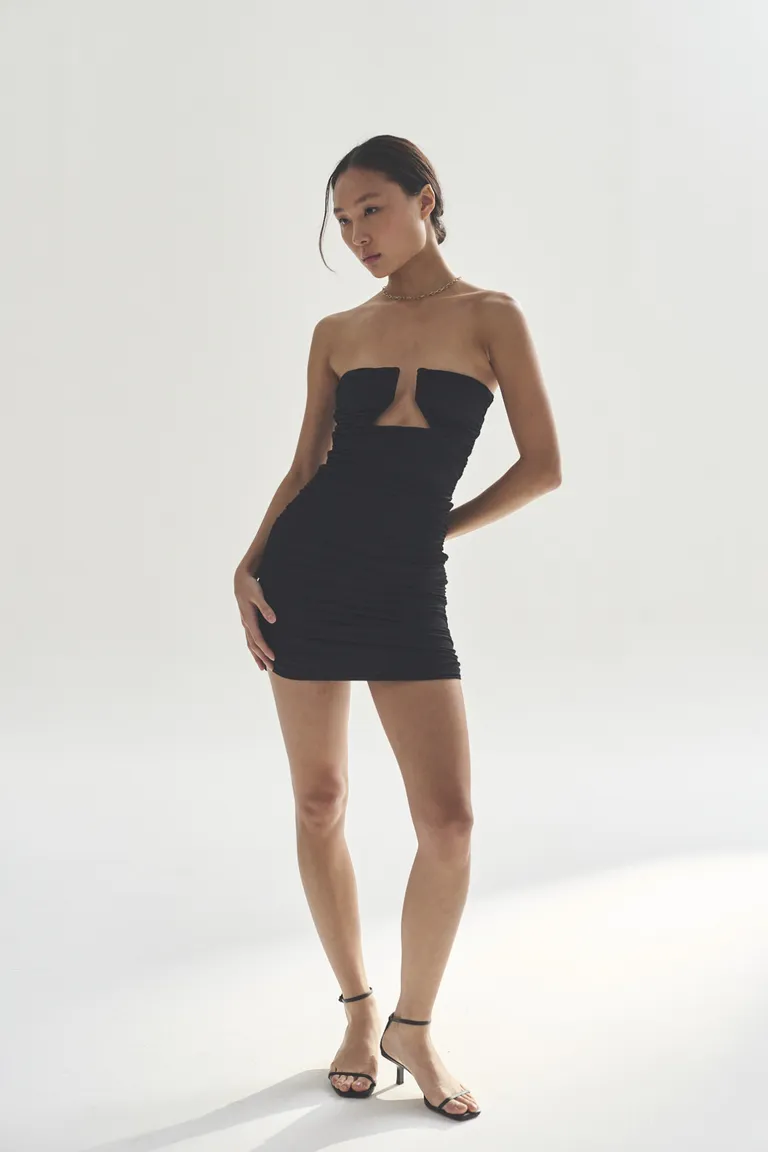 Vestido corto strapless negro para mujer - Elegante y versátil de Akiabara en Vestidos para argentina