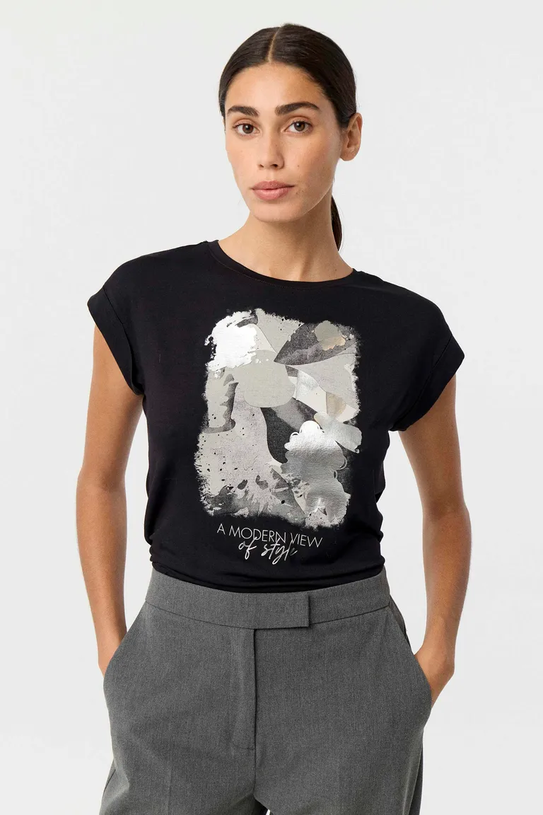 Remera de corte entallado con escote redondo y diseño gráfico estampado en el frente de Markova en Remeras para argentina