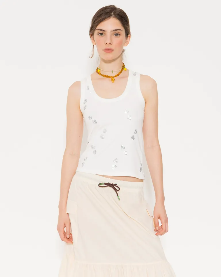 Top de mujer blanco con lentejuelas, corte ajustado y escote redondo de Jazmin Chebar en Tops para argentina