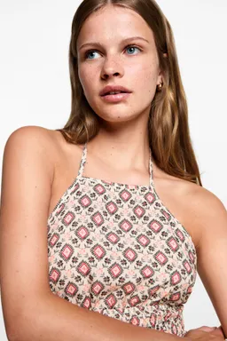 Top crop halter estampado de Mango Teen en Tops para argentina