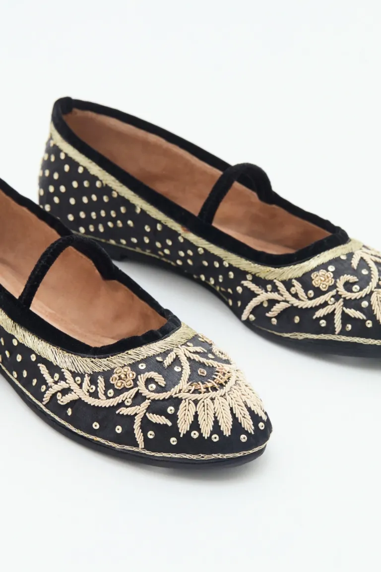 Elegantes bailarinas negras con bordado floral de Rapsodia en Ballerinas para argentina