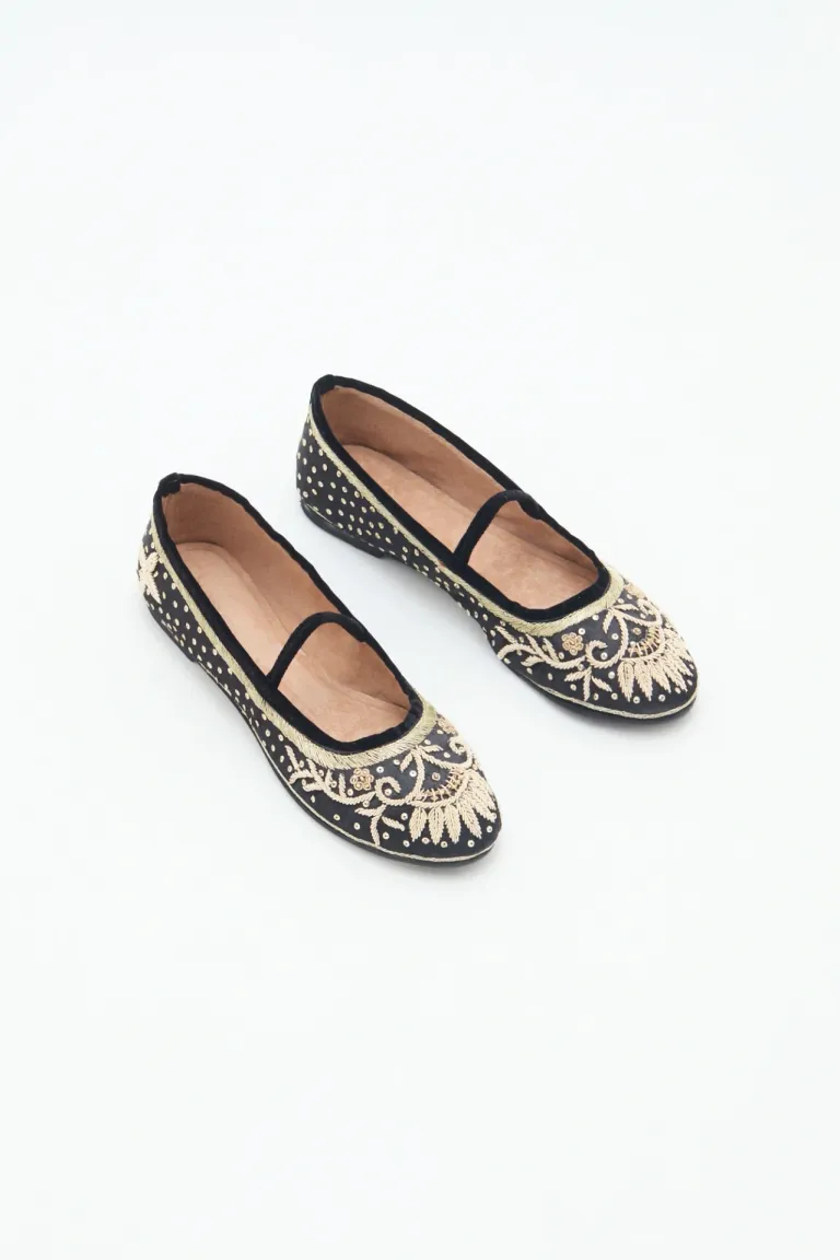 Elegantes bailarinas negras con bordado floral de Rapsodia en Ballerinas para argentina