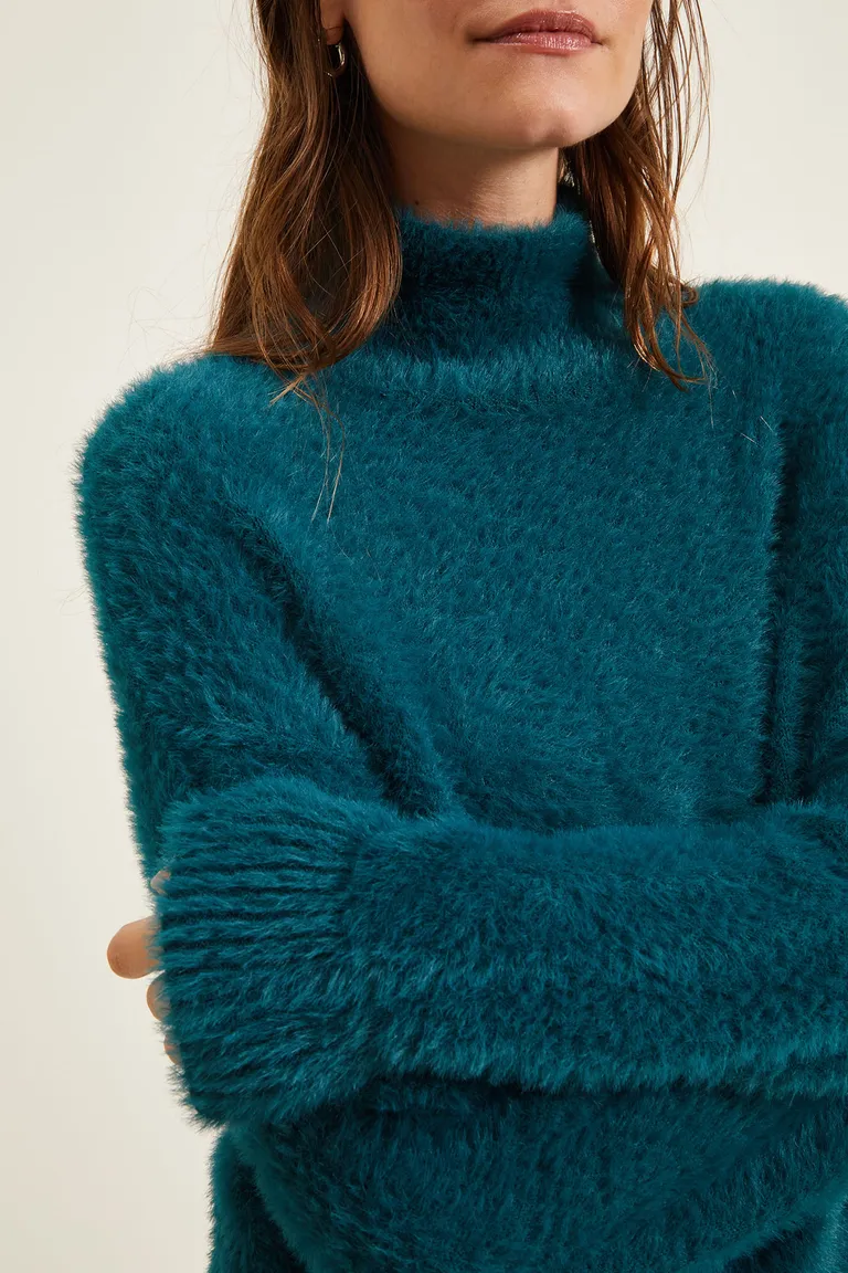 Polera de cuello alto con textura suave y terminaciones en rib de Cuesta Blanca en Buzos y Sweaters para argentina