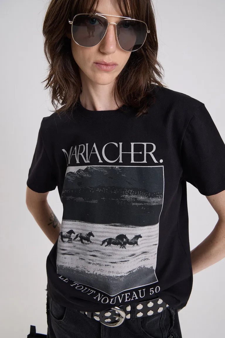 Remera de corte recto con cuello redondo y estampa frontal fotográfica de Maria Cher en Remeras para argentina