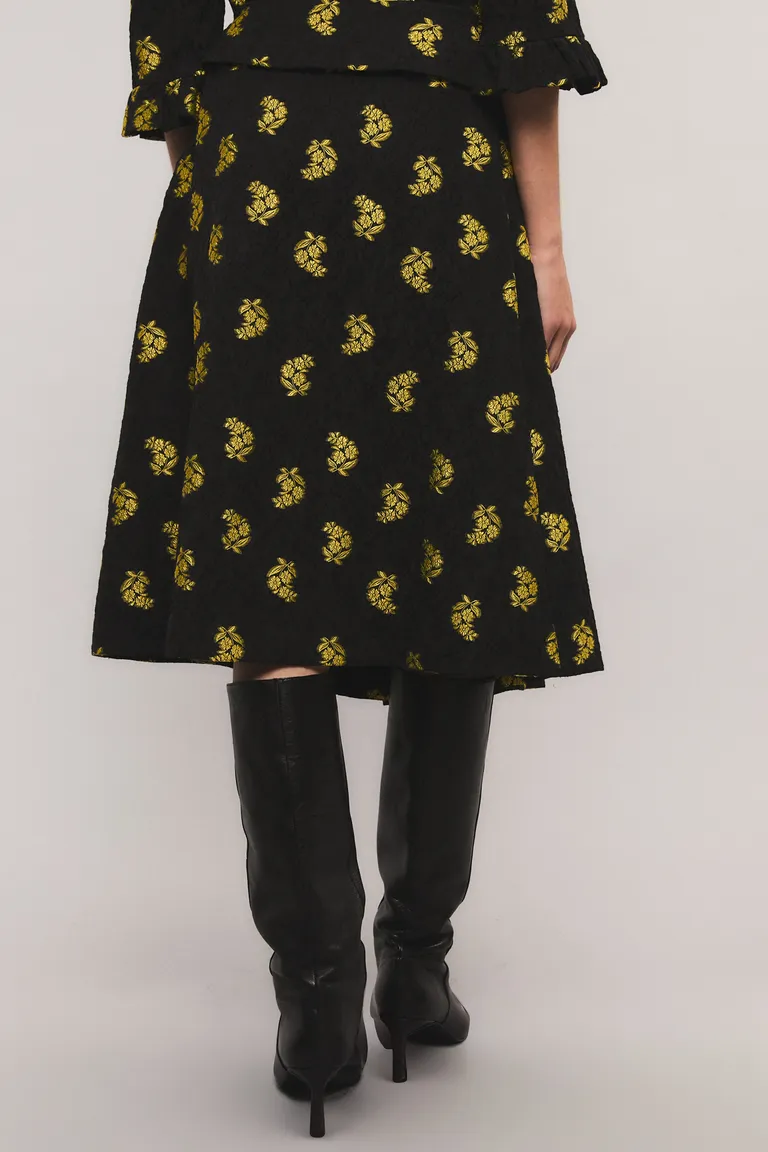 Falda midi con diseño floral, tablas en delantero y detalle de correas con hebillas en cintura de Kosiuko en Faldas para argentina