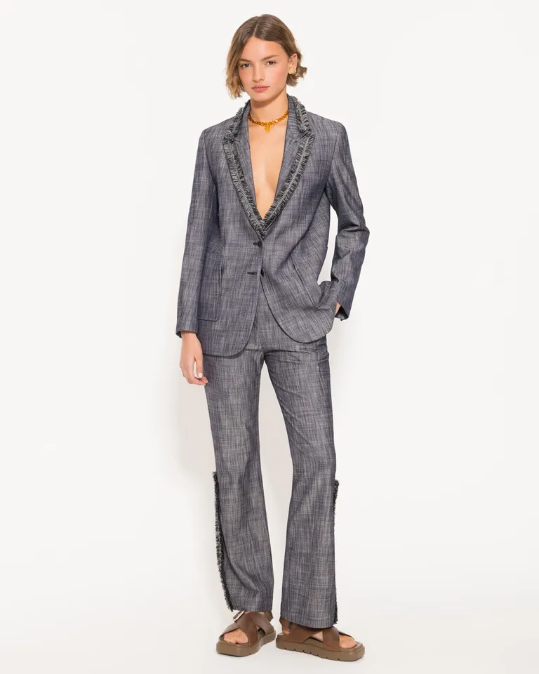 Pantalón gris con detalles en cadenas y flecos, un diseño elegante y sofisticado de Jazmin Chebar en Pantalones para argentina