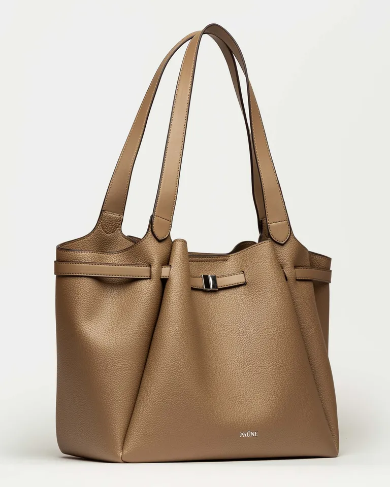 Bolso de hombro con manijas dobles, cierre imantado y detalle decorativo de cinturón frontal de Prüne en Bolsos y Carteras para argentina